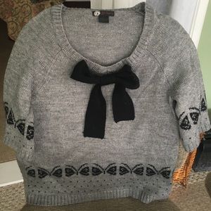 Grey short sleeve sweater with adorable bow